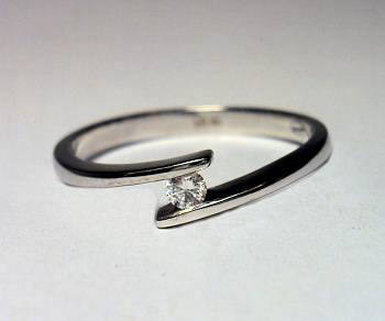 Кольцо из белого золота с бриллиантом 