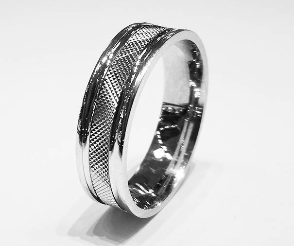 Кольцо из серебра с алмазной огранкой 