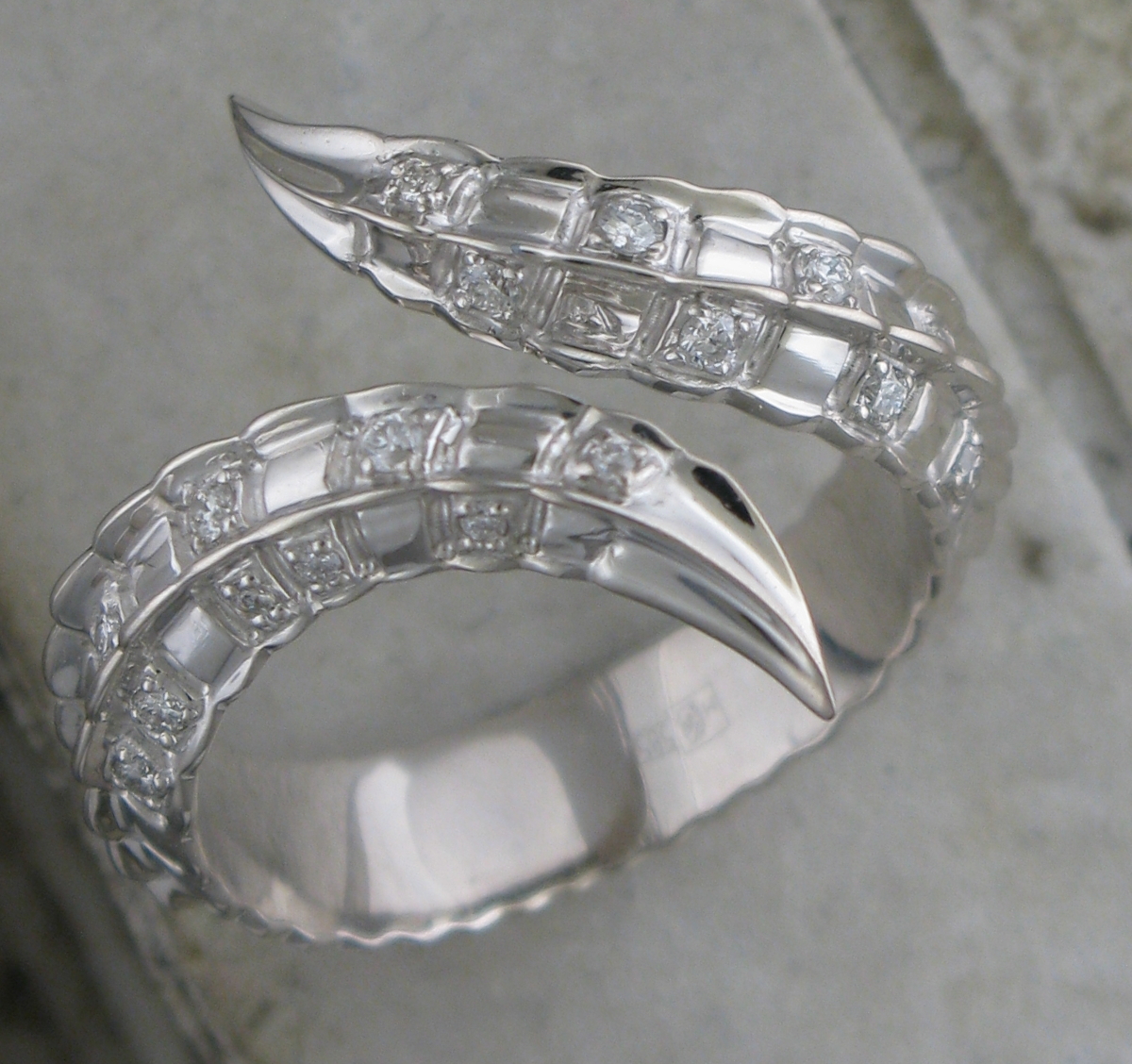 Кольцо из белого золота c бриллиантом 