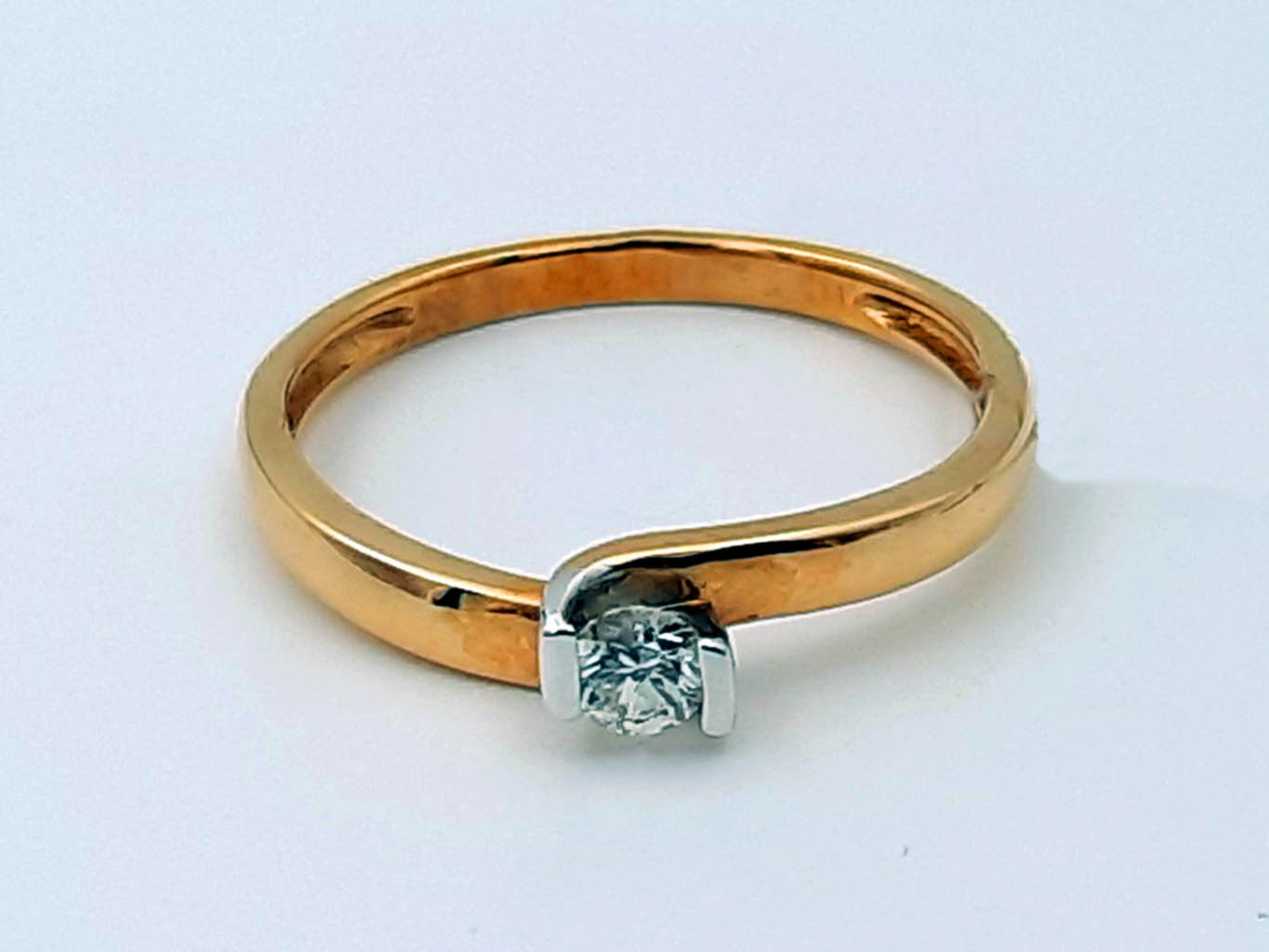 Кольцо с 1 бриллиантом из желтого золота КИ05-04 фото