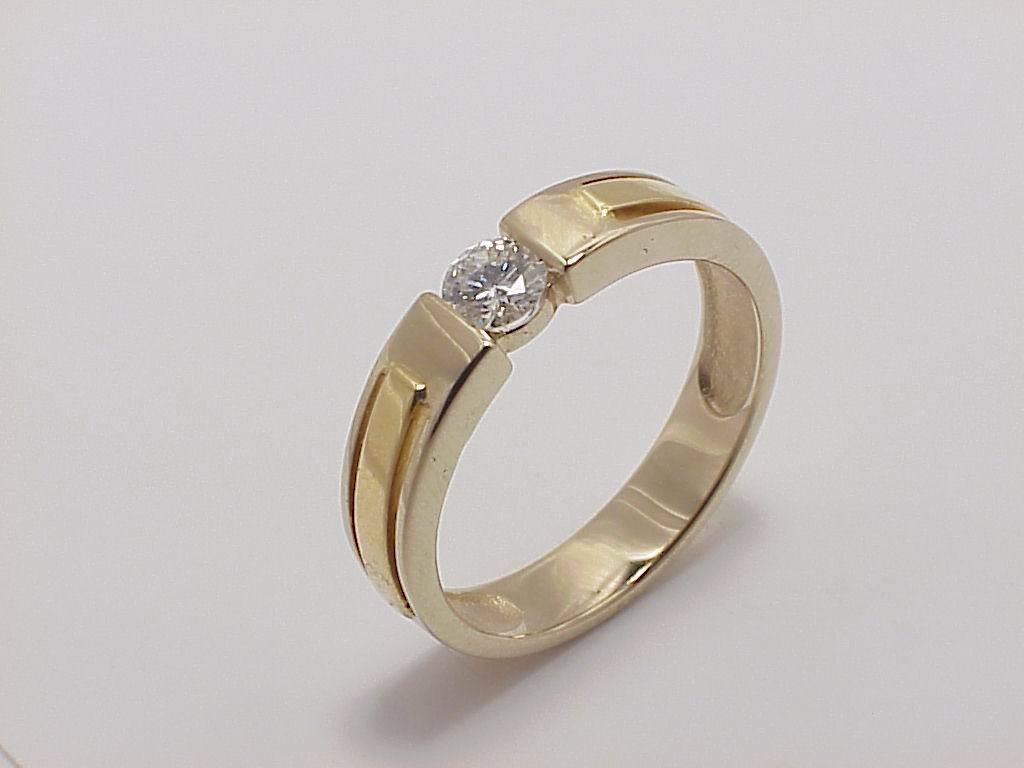 Кольцо из комбинированного золота c бриллиантом 32К680165 фото