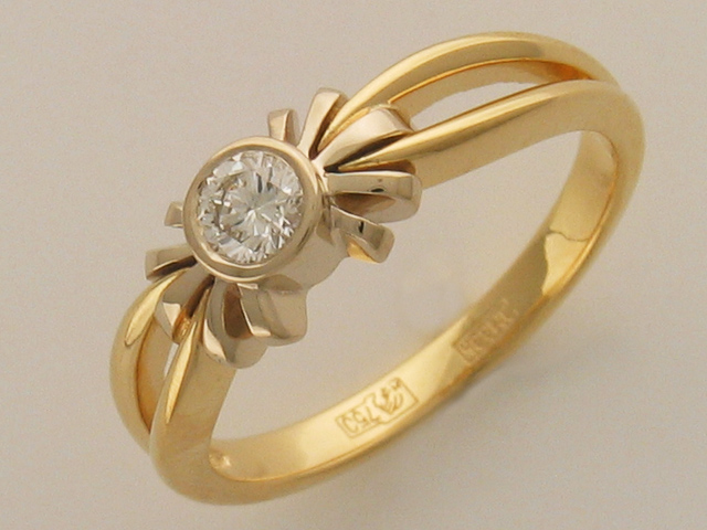 Кольцо из комбинированного золота c бриллиантом 32к680596 фото