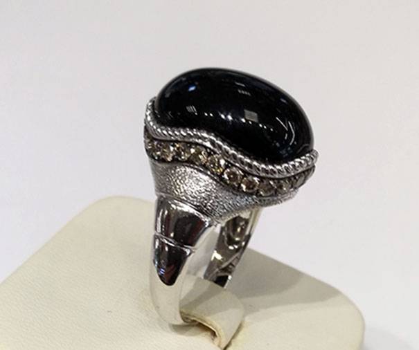 Кольцо с ониксом и бриллиантами из белого золота КЮ05-72 фото
