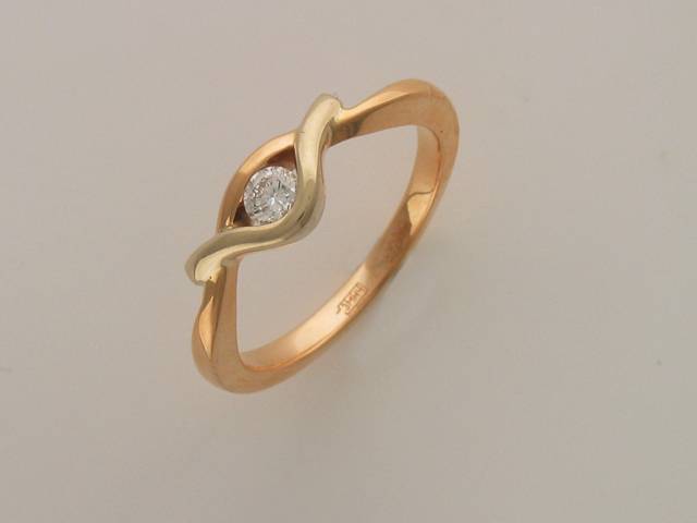 Кольцо из комбинированного золота c бриллиантом 01К662791 фото