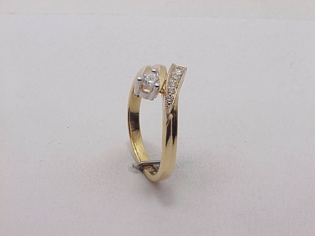 Кольцо из комбинированного золота c бриллиантом и изумрудом 32К680176 фото