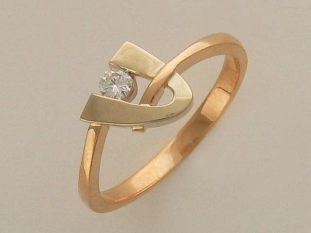 Кольцо из комбинированного золота c бриллиантом 01К662502 фото