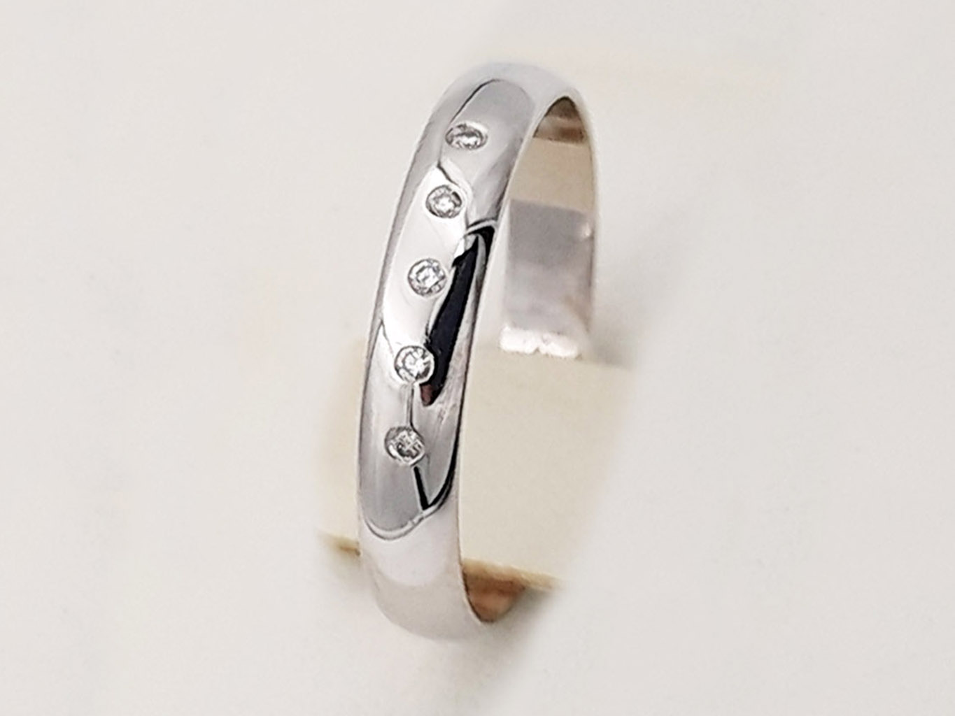 Обручальное кольцо классическое с 5 бриллиантами 