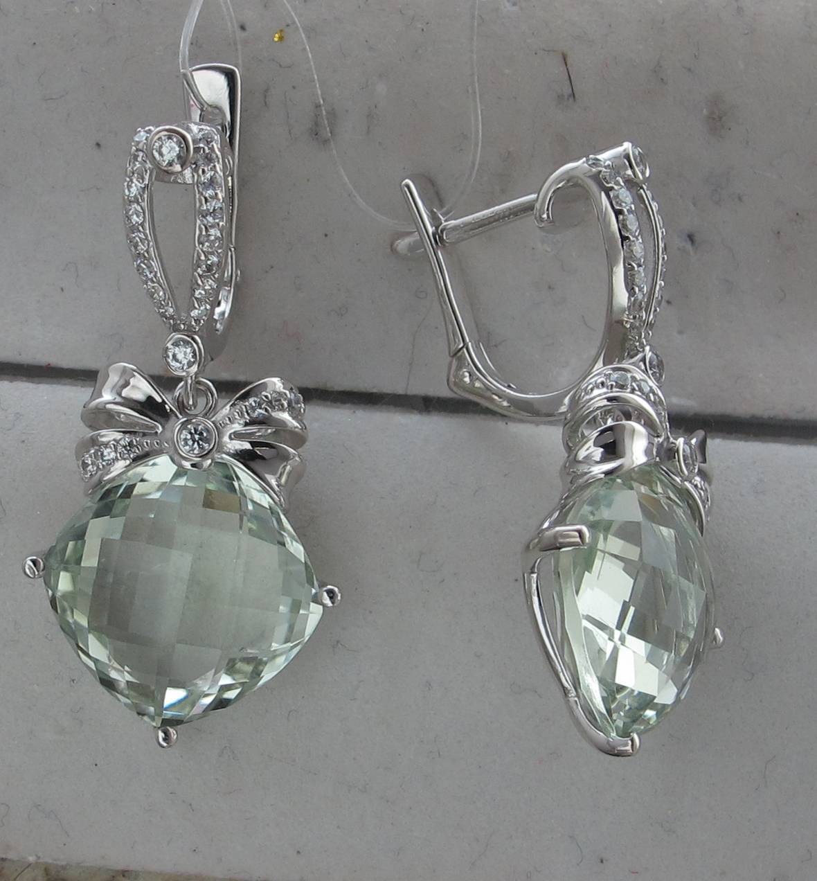 Серьги из белого золота c фианитом и иолитом 