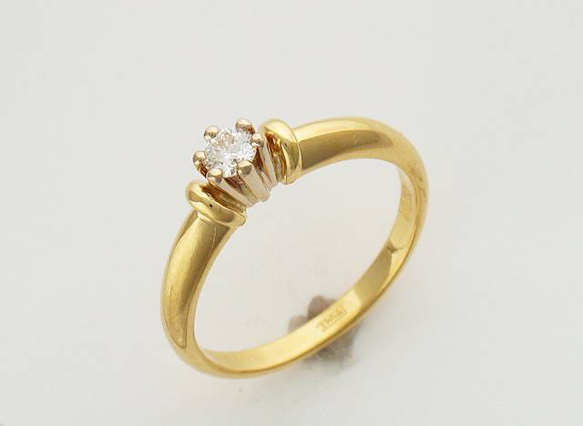 Кольцо из комбинированного золота c бриллиантом 32к680564 фото