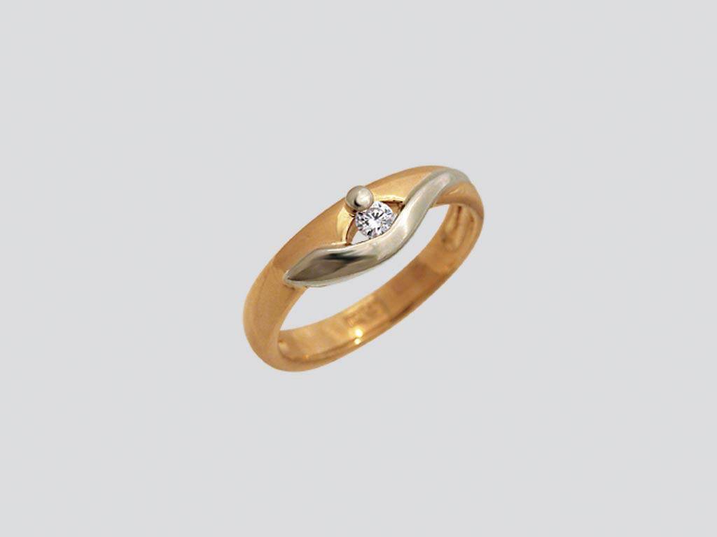 Кольцо из комбинированного золота c бриллиантом 32К660130 фото