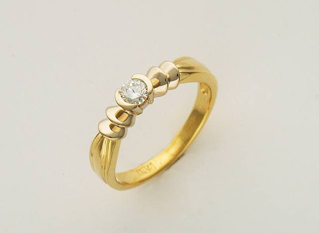 Кольцо из комбинированного золота c бриллиантом 32к680560 фото