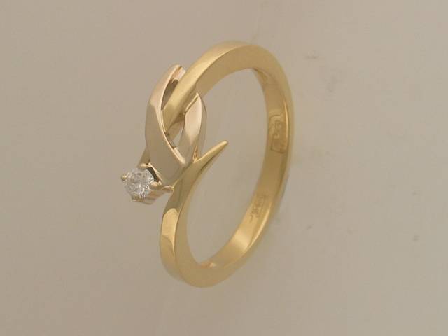 Кольцо из комбинированного золота c бриллиантом 01К682772 фото