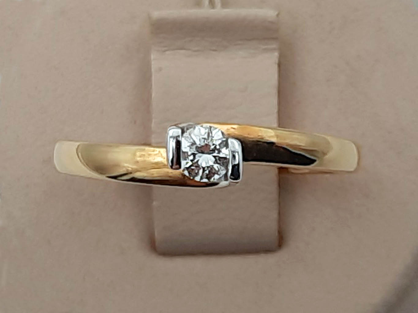 Кольцо с 1 бриллиантом из желтого золота КИ05-04 фото