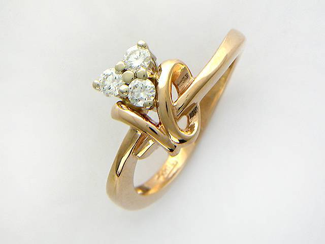 Кольцо из комбинированного золота c бриллиантом 32К660625 фото