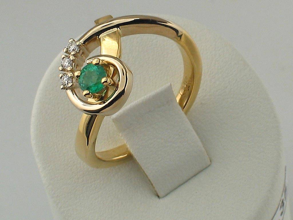 Кольцо из комбинированного золота c бриллиантом и изумрудом 32К680295 фото