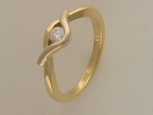 Кольцо из комбинированного золота c бриллиантом 01К682791 фото