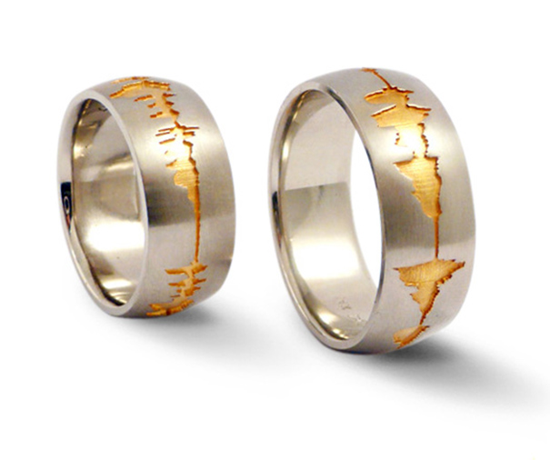 Обручальные кольца с изображением звука из комбинированного золота 