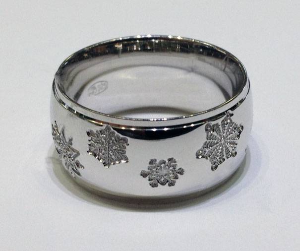 Кольцо из серебра с орнаментом в виде снежинок, широкое 10мм 