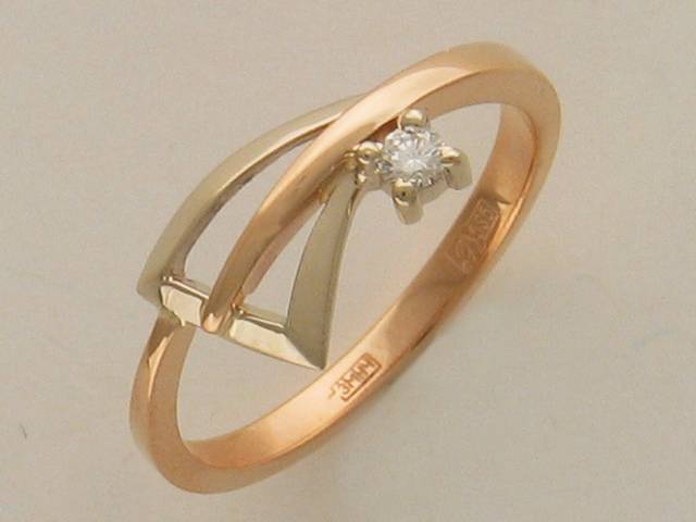 Кольцо из комбинированного золота c бриллиантом 01К662873Ж фото