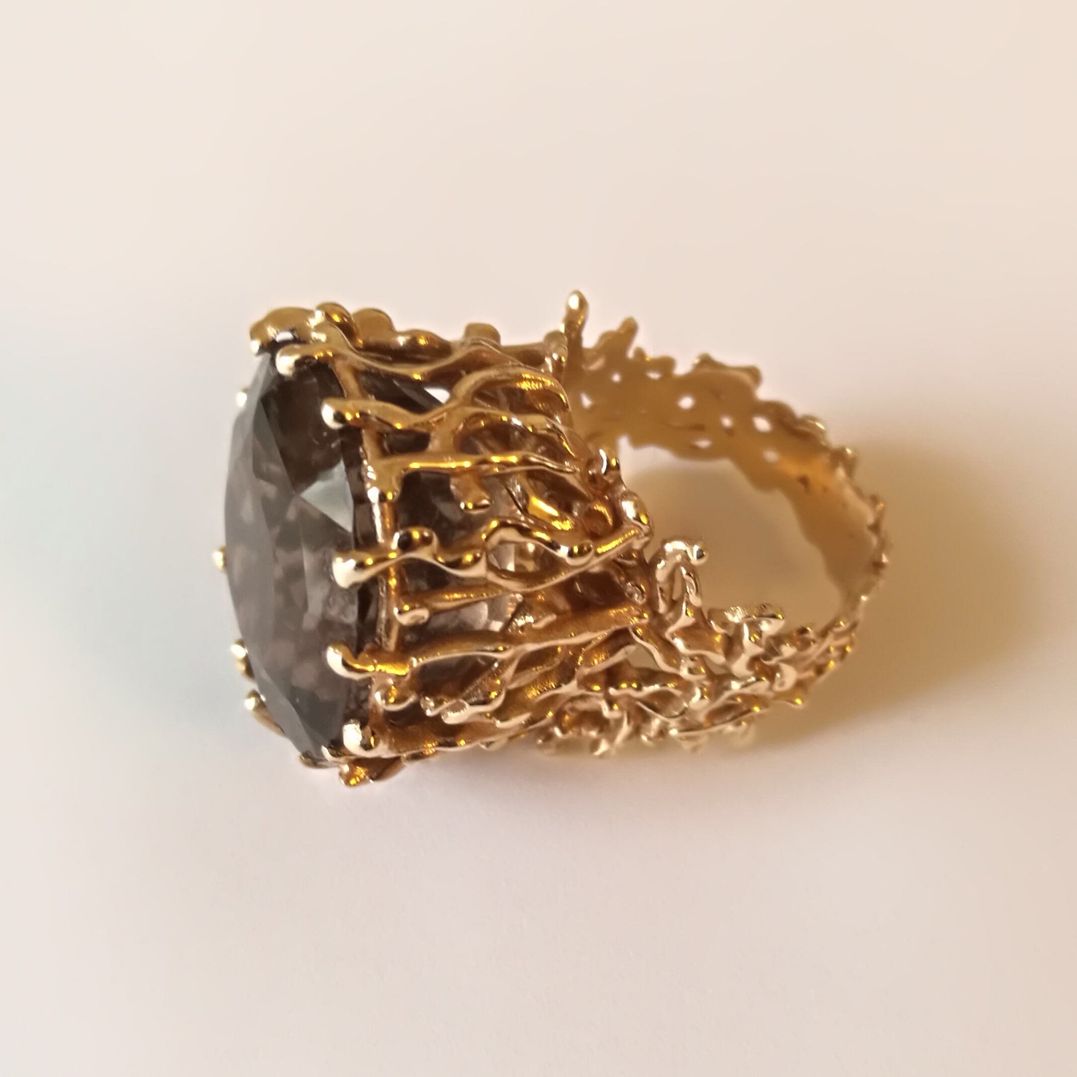 Оригинальное кольцо из желтого золота с раух топазом 
