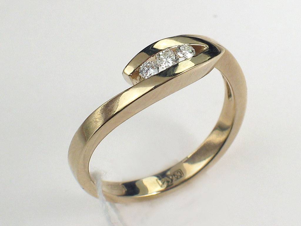 Кольцо из желтого золота c бриллиантом 32К640423 фото