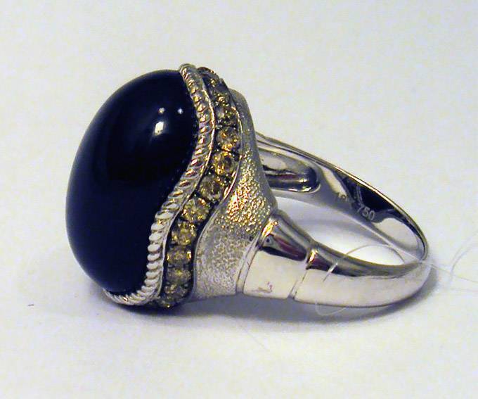 Кольцо с ониксом и бриллиантами из белого золота 