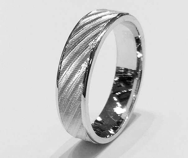 Серебряное кольцо с алмазной огранкой 