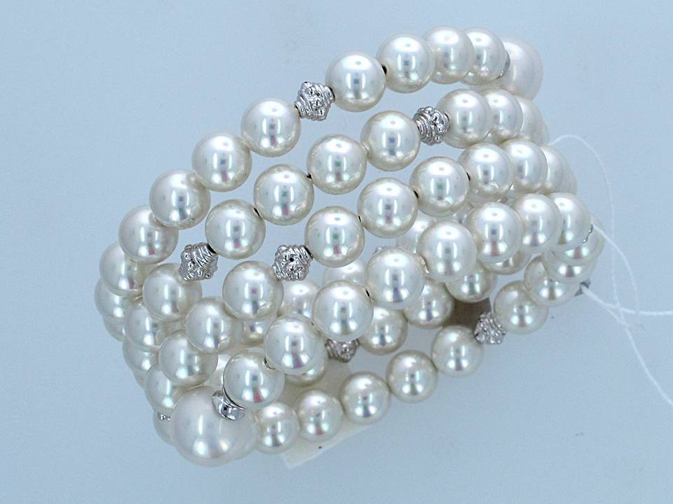 Браслет из бижутерии 