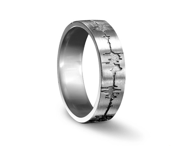 Обручальное кольцо с изображением звуковой волны 