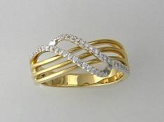 Кольцо из комбинированного золота c бриллиантом 95К661528
