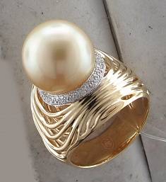 Кольцо из желтого золота c бриллиантом и жемчугом 01К647160-3