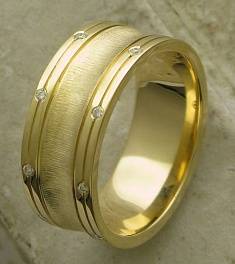 Обручальные кольца из трубы из желтого золота c бриллиантом 01О630451