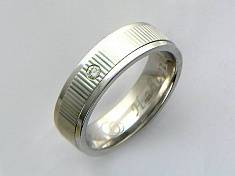 Обручальные кольца из трубы из белого золота c бриллиантом 01О620111