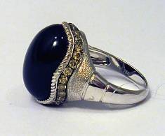 Кольцо с ониксом и бриллиантами из белого золота КЮ05-72