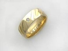 Обручальные кольца из трубы из желтого золота c бриллиантом 01О630109