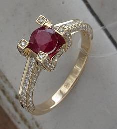 Кольцо из желтого золота c рубином и бриллиантом 01К634075-3